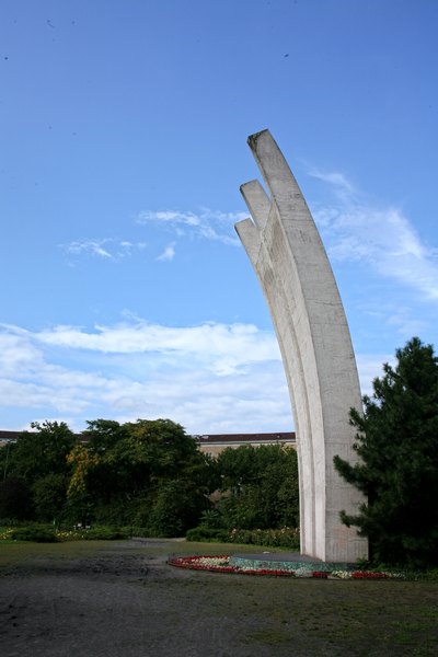 berlinairliftmemorialzmetro.jpg